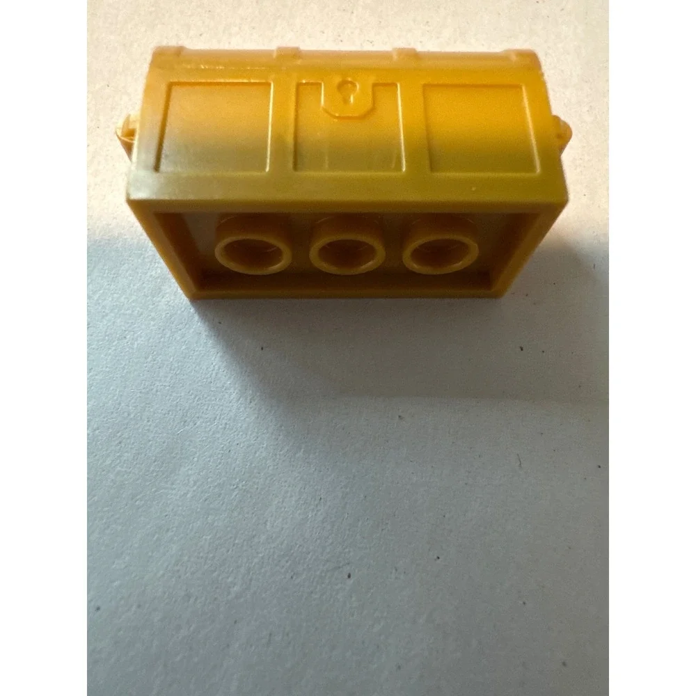 LEGO Pearl Gold Treasure Chest with Hinged Lid 2x4 Base 4738 4739 Accessory